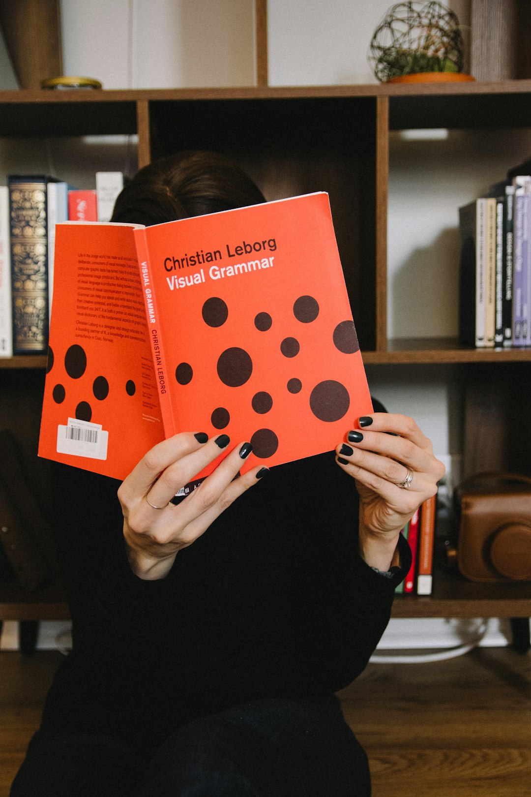 person-holding-orange-and-white-polka-dot-paper-sx-oiy4-hf8